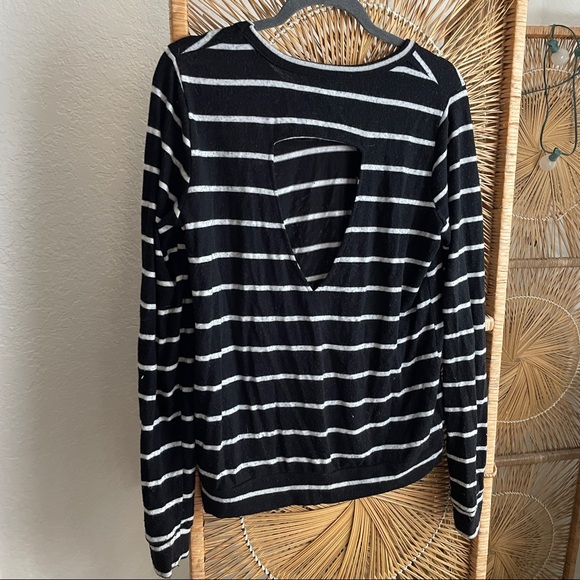 Striped black and white sweater with cutout - Picture 4 of 5